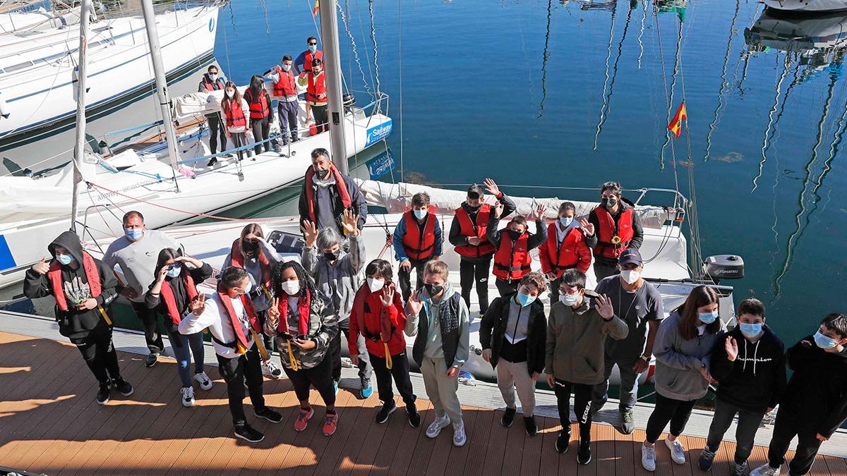 Alumnos, profesores y miembrosde Sailway, en el pantalán.