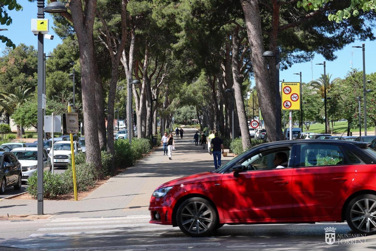 Una cámara, en el paso intermedio de la Avinguda al Vedat