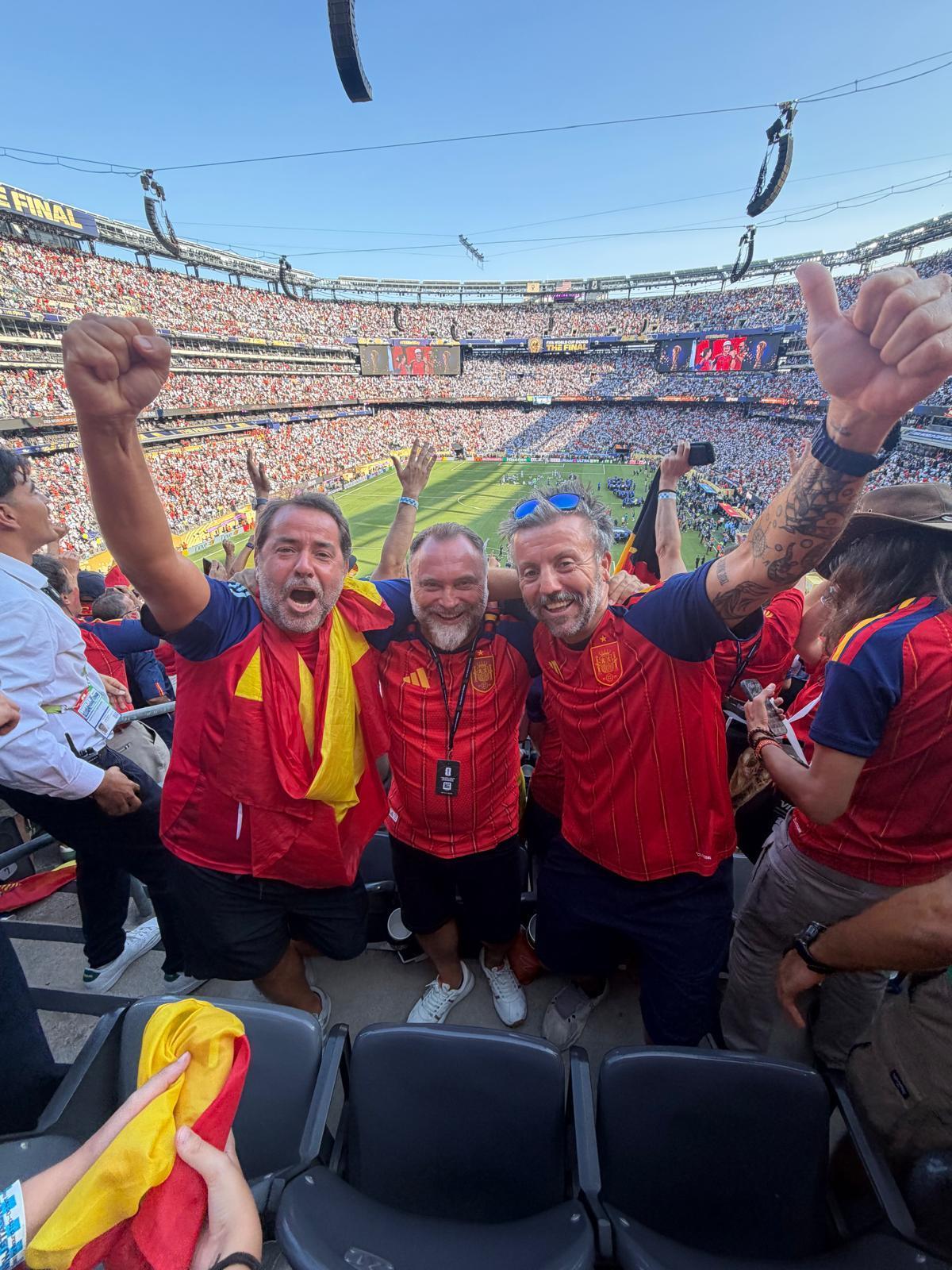 Fernando Puig, Emilio Gálvez, Julio Paulo, Fernando Roca y Álex Cabezas, aficionados castellonenses en la final del Mundial 2026.