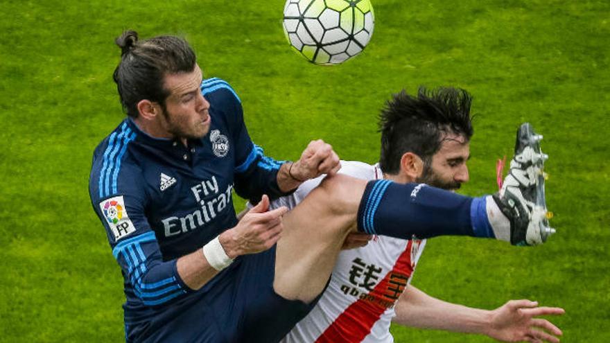 Bale y Crespo disputan un balón en el Rayo Vallecano-Real Madrid del sábado.