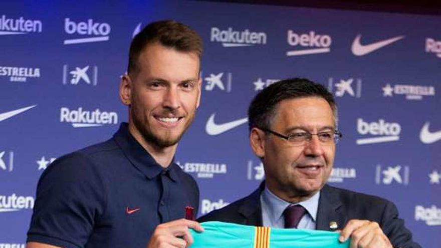 Bartomeu junto a Neto, durante su presentación. // Efe