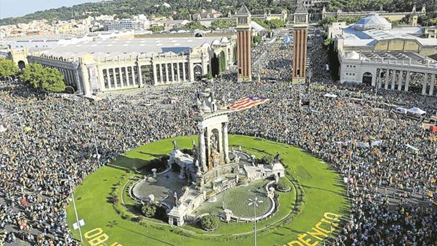 Cataluña celebra una Diada dividida y menos numerosa