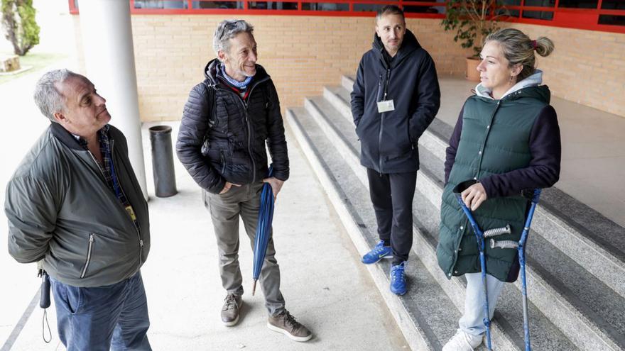 Úrsula Pueyo conversa con varios de los educadores del centro penitenciario de Palma.