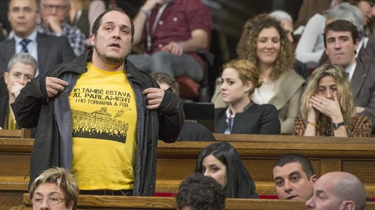 David Fernàndez con una camiseta en defensa de los imputados por el bloqueo del Parlament, de archivo.