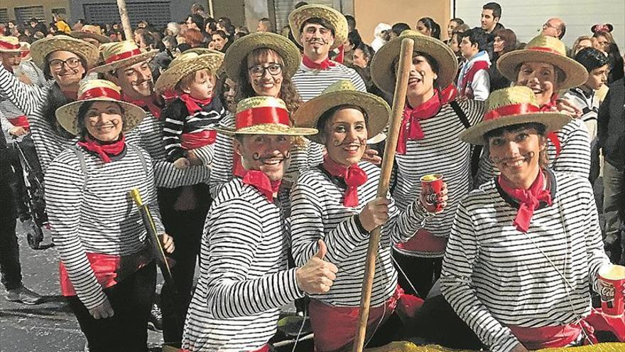 El Grao disfruta a ritmo de charanga de su Carnaval más participativo