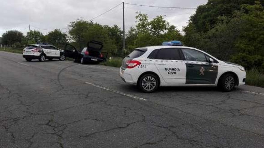 El coche de los detenidos, tras ser interceptado. // Guardia Civil