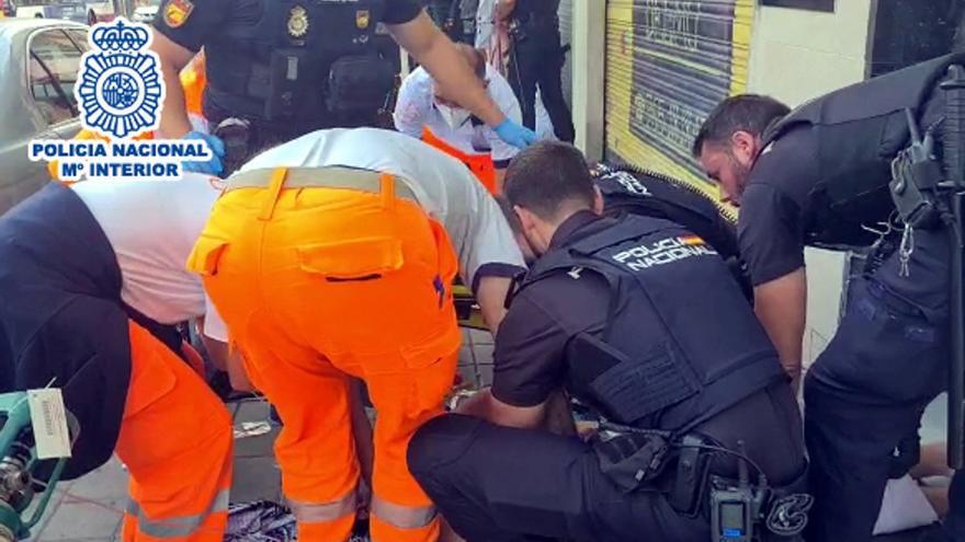 La Policía salva la vida a un bebé atragantado y a un hombre con un infarto en Alicante