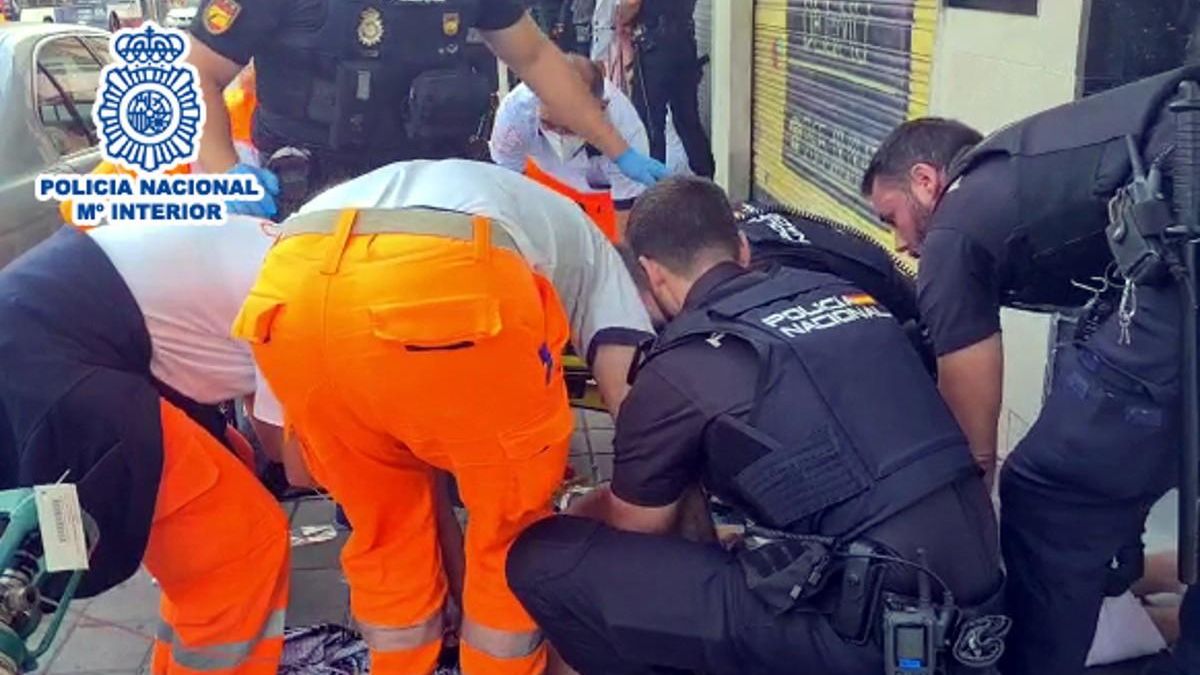 Imagen de los policías y sanitarios reanimando al hombre que sufrió un infarto en Alicante.