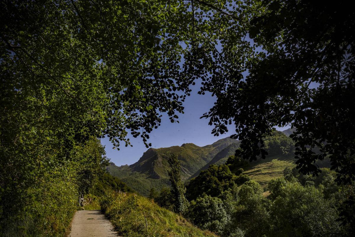 Recorrido por Villar de Vildas (Somiedo), galardonado con el "Pueblo Ejemplar" en 2004.