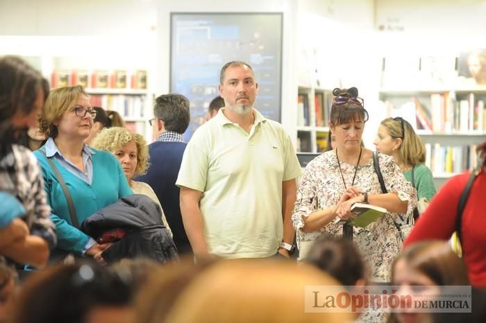 Rozalén, en la firma de discos y libros en FNAC