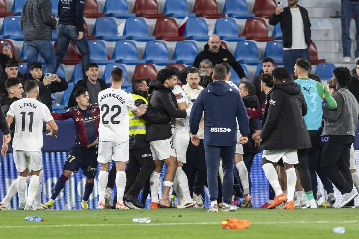 Imágenes de la tangana final del derbi Levante UD - Valencia CF