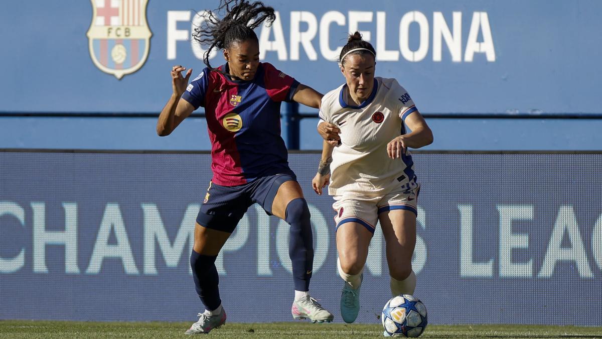 Bronze y Sandra disputan un balón en la ida