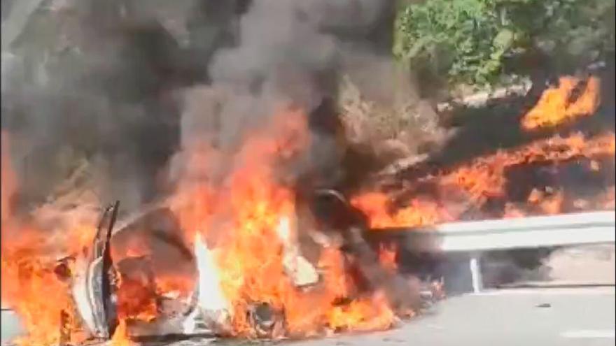 Sucesos en Ourense | Un coche termina completamente calcinado en una carretera de Maside