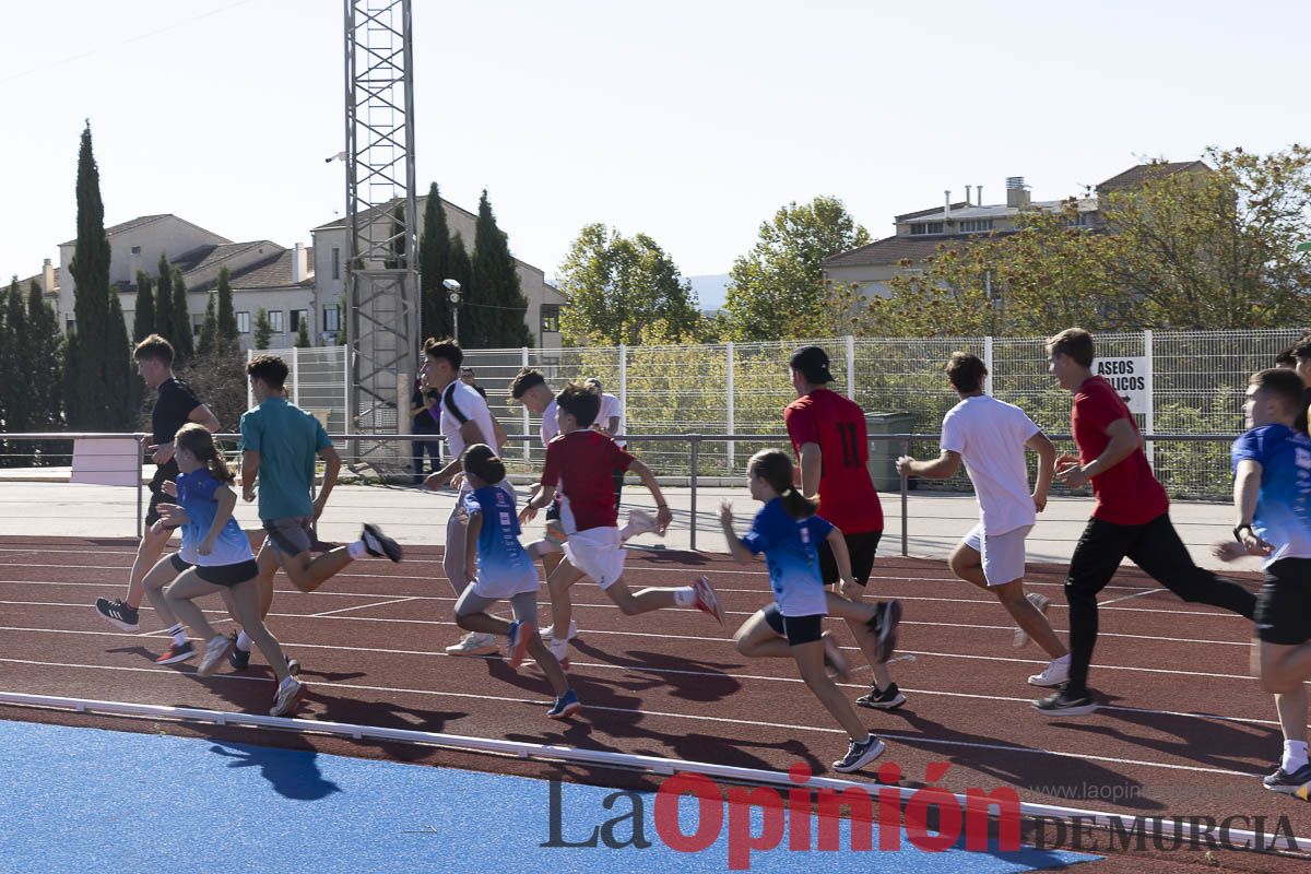 Abel Antón vistiba la Escuela Municipal de Atletismo de Caravaca