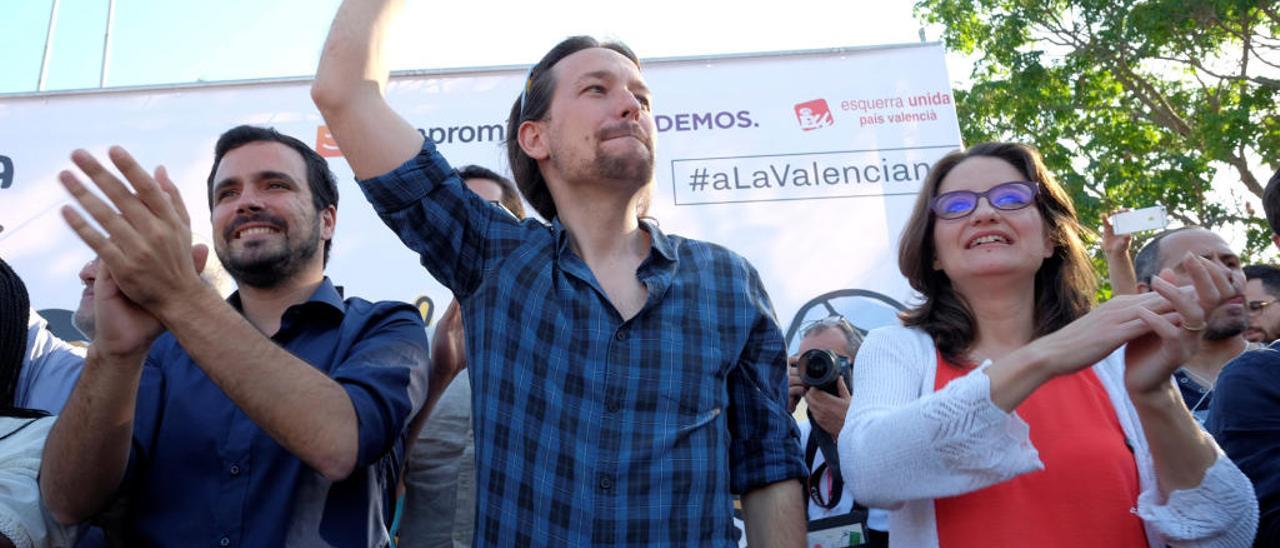 Oltra. a la derecha, en un acto electoral con el futuro vicepresidente social, Pablo Iglesias, y el posible ministro Alberto Garzón.