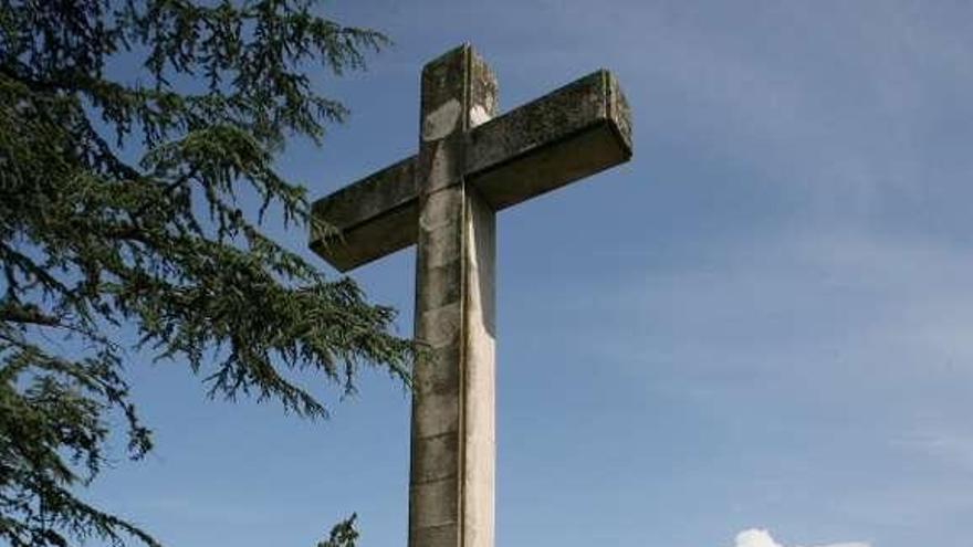 La Cruz de O Castro, con el edificio del Concello y la ría al fondo.