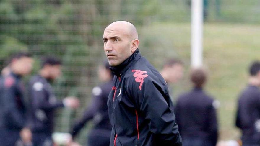 Abelardo, durante el entrenamiento de ayer en Mareo.