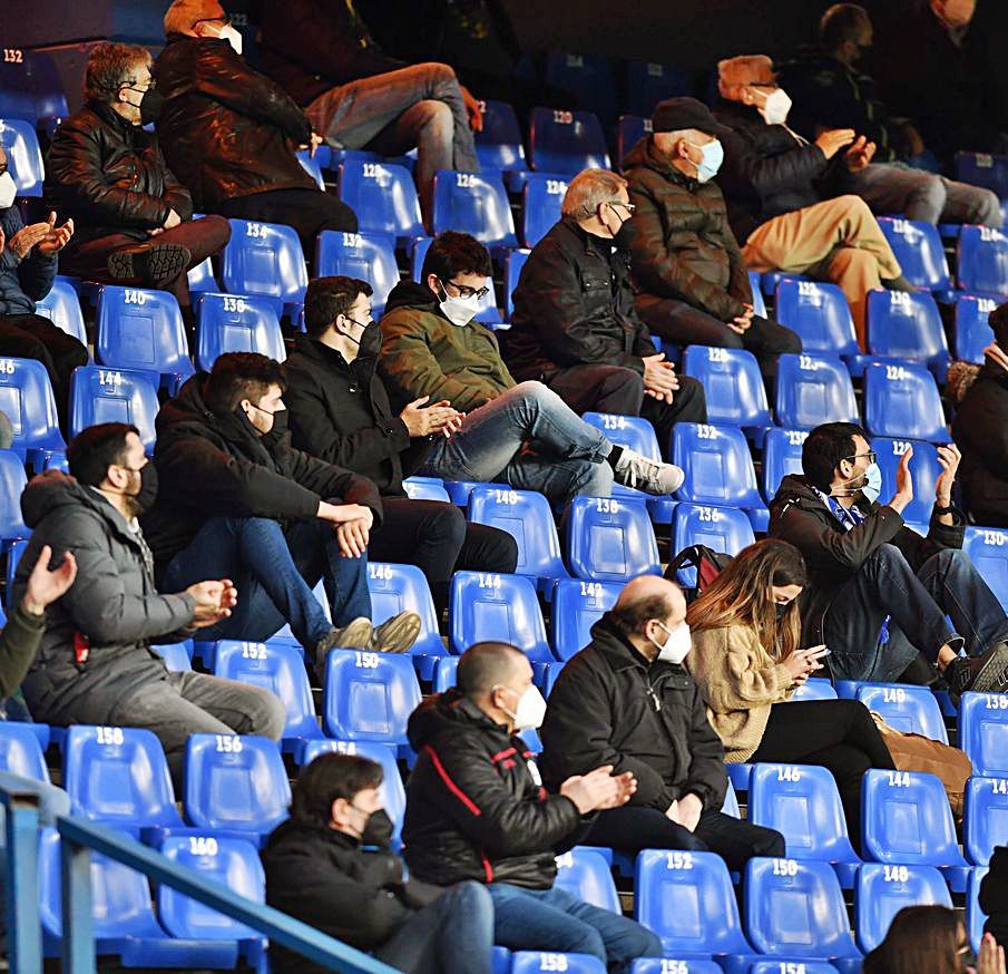 Aficionados en Riazor durante el Dépor-Pontevedra. |  // VÍCTOR ECHAVE