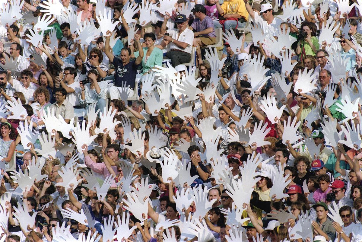 Miles de manos blancas en la inauguración de los Juegos Paralímpicos de Barcelona 92