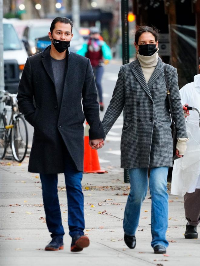 Katie Holmes con abrigo a cuadros y vaqueros junto a Emilio Vitolo