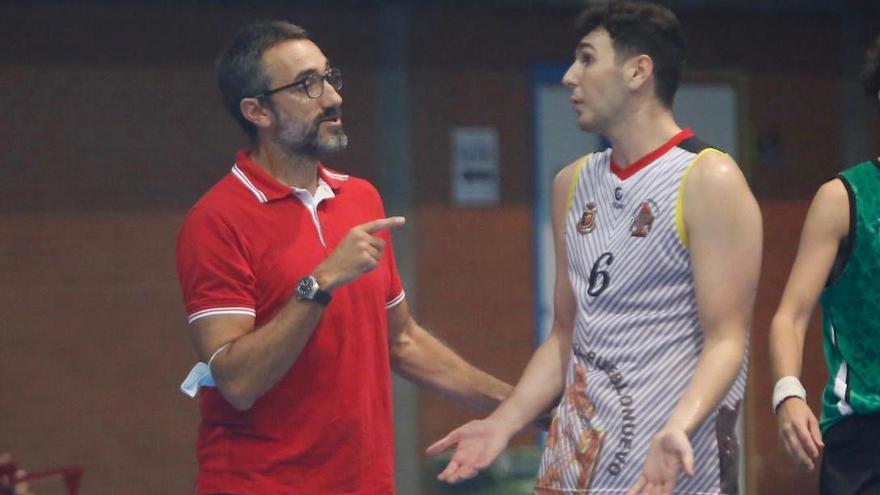 Pablo Orozco da instrucciones en un encuentro del Peñarroya de baloncesto.