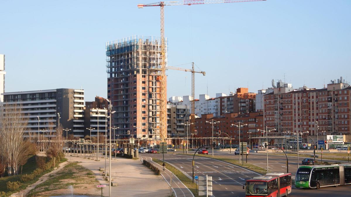 Bloque de viviendas en construcción en la avenida Ciudad de Soria, junto a la estación Delicias.