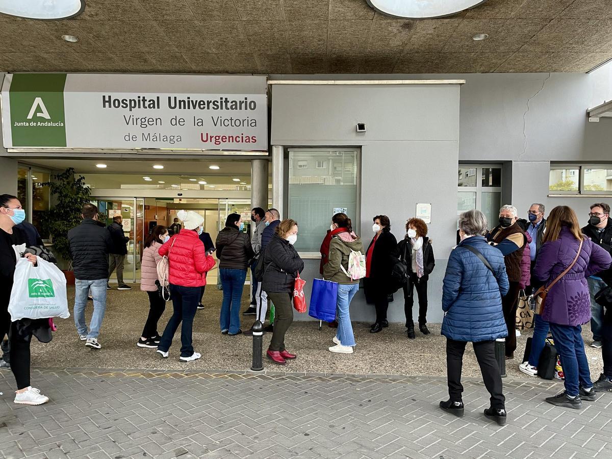 Varias personas esperan en urgencias del Hospital clínico d ela capital