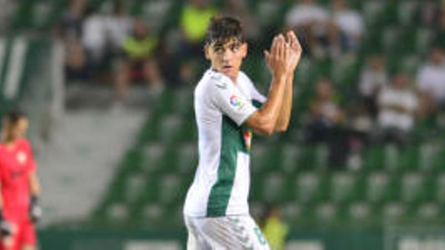 Gonzalo Villar aplaude en el Martínez Valero a la afición del Elche