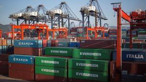 HKG05. HONG KONG (CHINA), 18/02/2016.- Contenedores de transporte se encuentran apilados en la Terminal de Kwai Tsing, en Hong Kong (China), fotografía de archivo del 28 de agosto de 2013. El presidente de EE.UU., Donald Trump, anunció hoy, 15 de junio de 2018, la imposición de aranceles del 25 % a importaciones chinas por valor de 50.000 millones de dólares que contienen tecnologías industrialmente significativas, en una nueva escalada en las tensiones comerciales con Pekín. EFE/ Jerome Favre