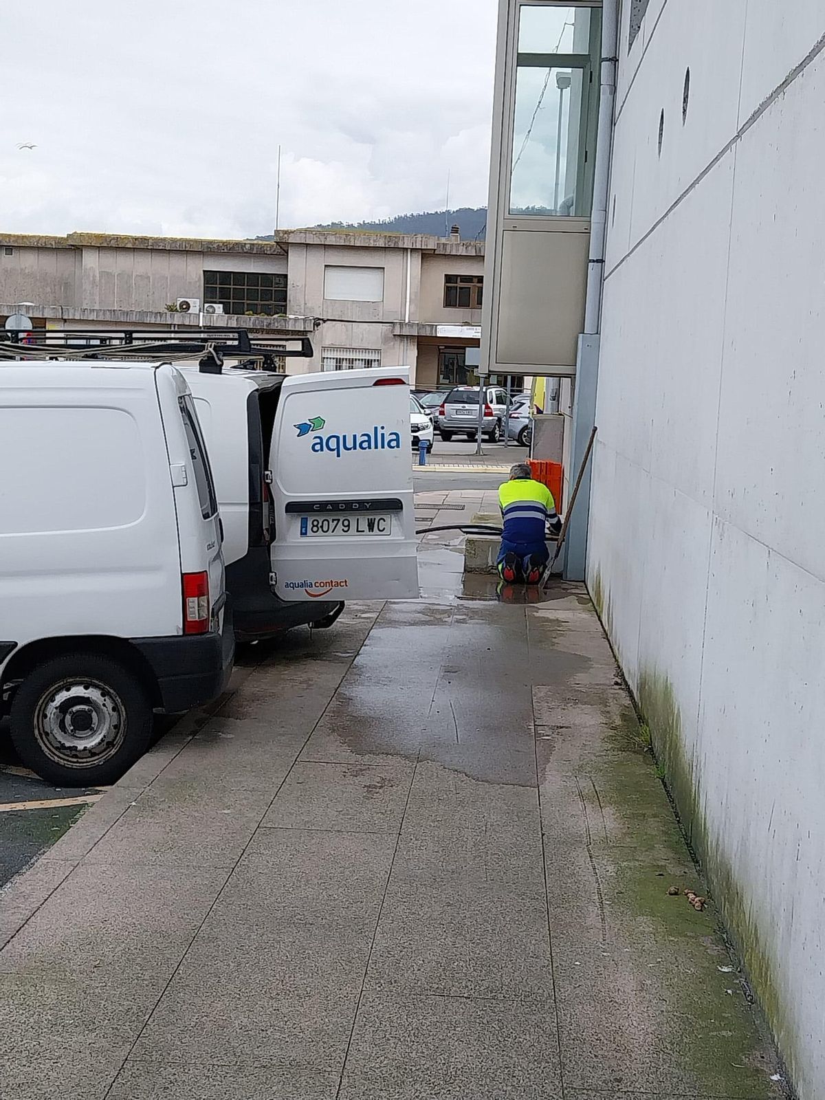 Operarios en Bueu de la empresa concesionaria Aqualia en plenas labores.