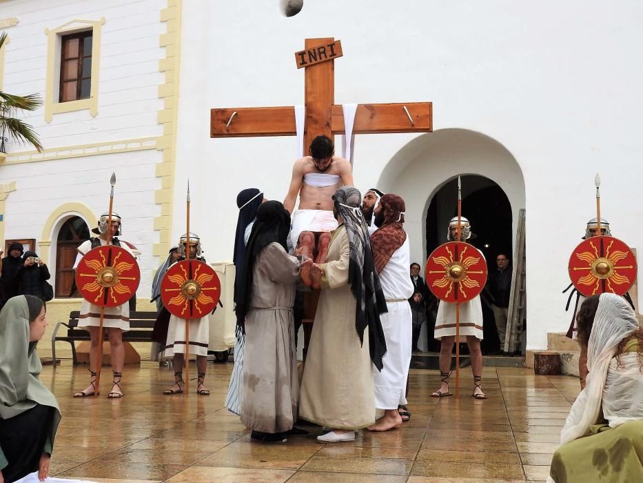 El tiempo dio una tregua para la procesión de Jesús Nazareno en Sant Ferran y ayer el vía crucis se celebró bajo una fina lluvia