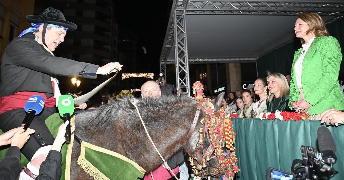 El pregoner canta los versos de Bernat Artola en la tribuna de autoridades.