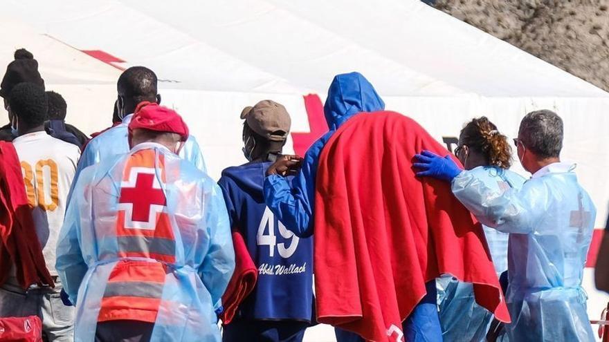 Voluntarios de Cruz Roja atienden a un grupo de migrantes llegados a Canarias.