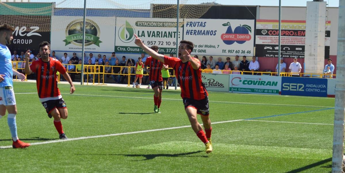 Mario Sánchez celebra su gol ante el Ciudad de Lucena en el Manuel Polinario.