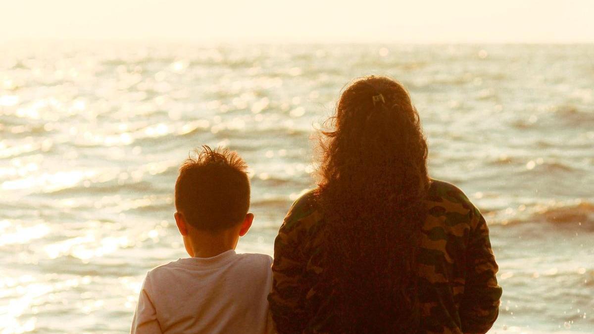 Una madre junto a su hijo.