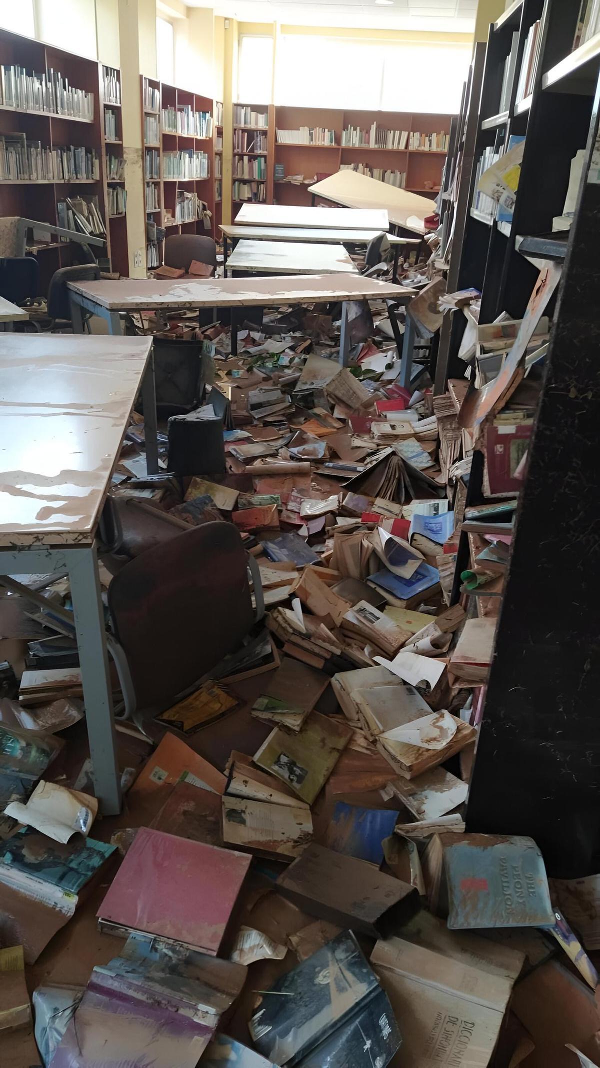 Una biblioteca afectada per la dana.