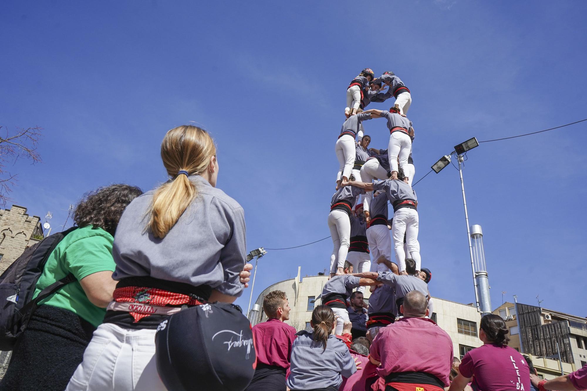 Actuació a la plaça de Sant Domènec de Manresa de la colla castellera Tirallongues amb els Castellers de Lleida i els del Riberal