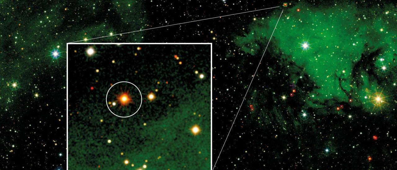 Región de Cygnus-X en las cercanías de la asociación Cygnus OB2. 2MASS J20395358+4222505 es la estrella enmarcada por encima de la nube de gas ionizado (en verde en la imagen) y que se puede ver en la imagen ampliada. Su color rojo revela que se trata de una estrella muy oscurecida, ya que intrínsecamente la estrella es de color azul debido a su alta temperatura (unos 24.000 grados).