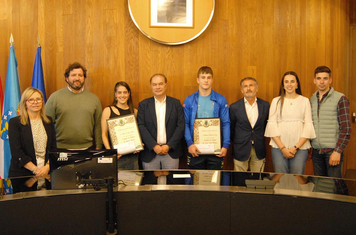 Los deportistas homenajeados flanquean al alcalde de Lalín, José Crespo, en el salón de plenos consistorial.