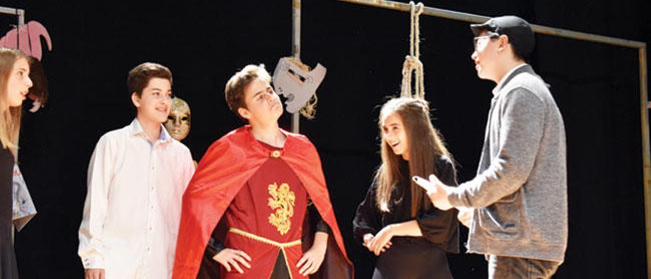 Alumnos de Los Sauces de Vigo durante su actuación en el festival de teatro.
