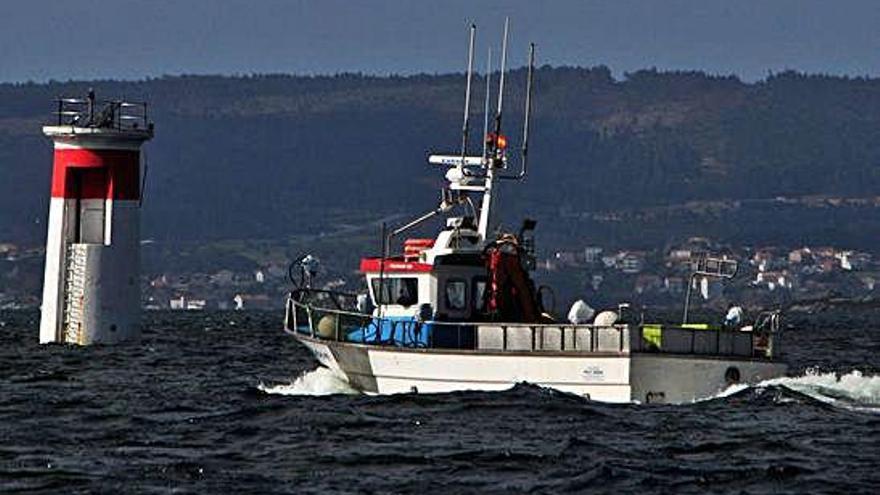 Un barco de artes menores sale a capturar caballa.