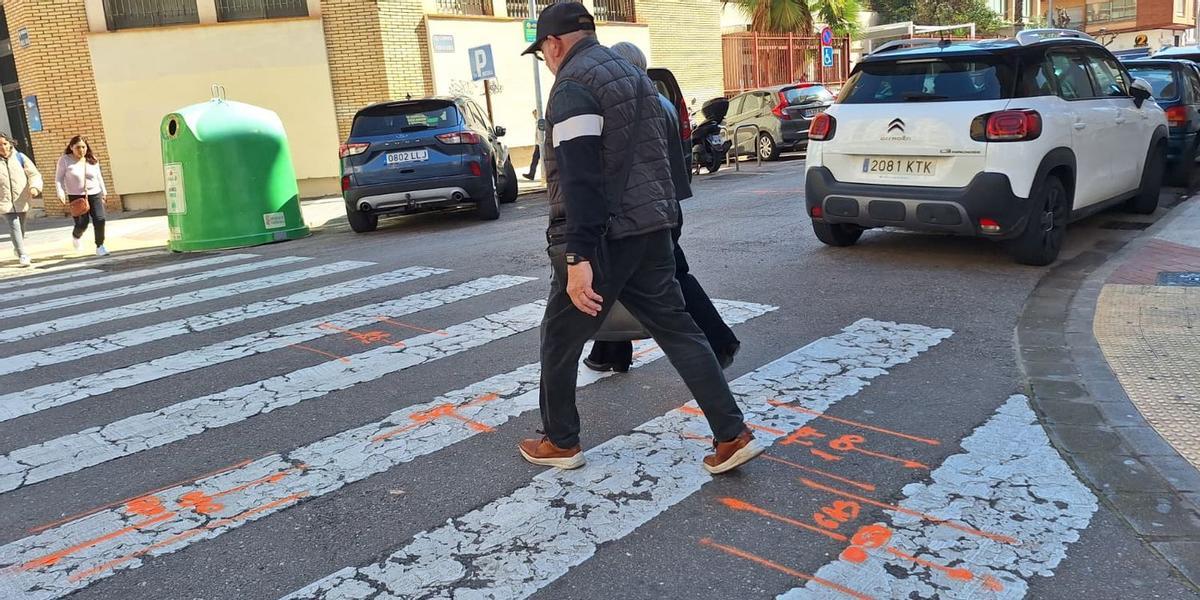 Por el momento, solo son visibles en la calle las señales que guiarán las obras de soterramiento de la línea.