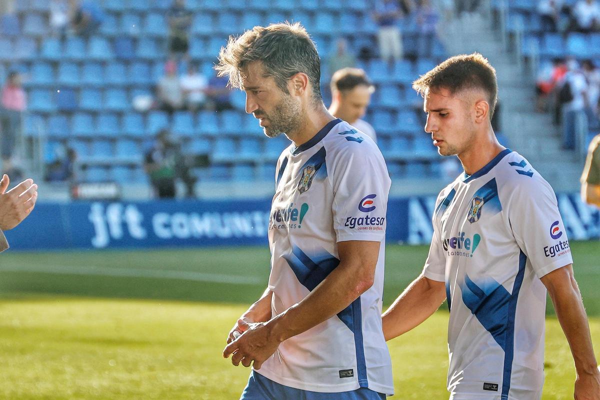 Aitor Sanz abandona el campo tras jugar, frente al Real Oviedo, el último partido de la 24/25 en el Heliodoro.