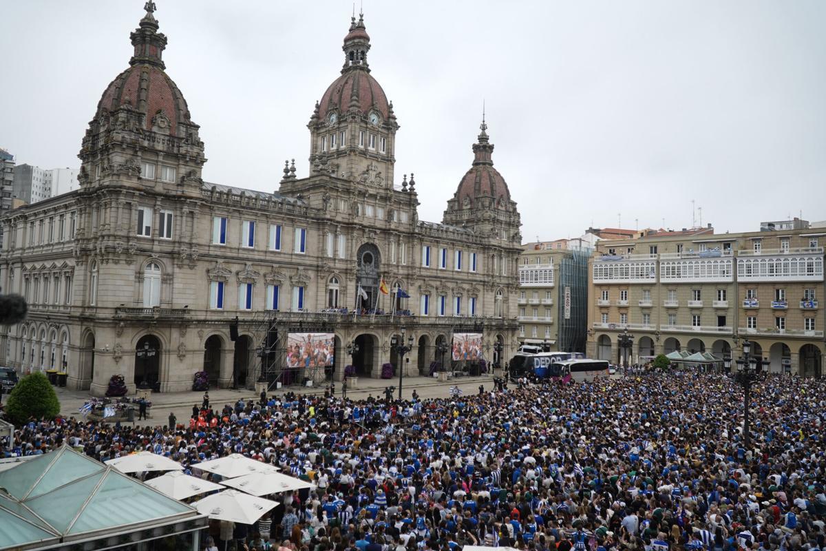 Miles de personas celebraron el ascenso con el Deportivo en la plaza de María Pita de A Coruña