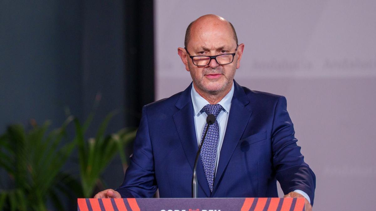El presidente de la Real Federación Española de Fútbol (RFEF), Rafael Louzán, interviene en el acto oficial de recibimiento a la Copa del Rey.