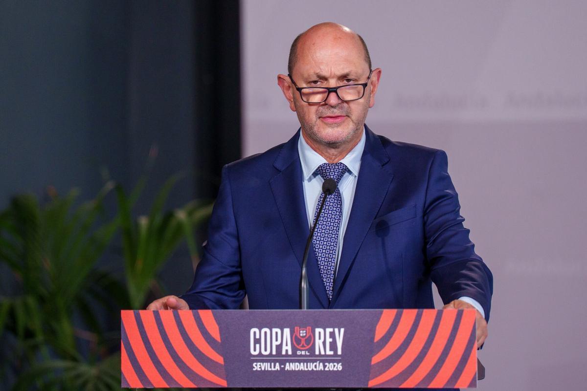 El presidente de la Real Federación Española de Fútbol (RFEF), Rafael Louzán, interviene en el acto oficial de recibimiento a la Copa del Rey.