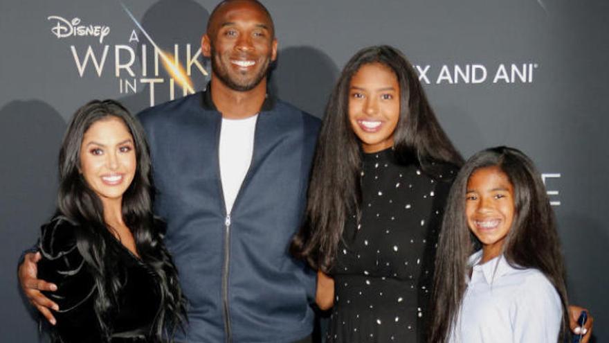 Kobe y Vanessa Bryant, junto a Gigi y otra de sus hijas.