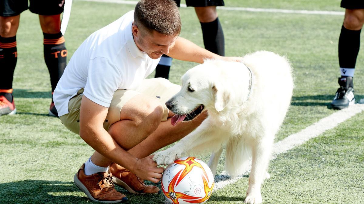 Sonriente y acompañado de una preciosa Golden, Julie, su fiel guía desde 2017, Pablo Cantero realizó el saque de honor del Torrent C.F. – Callosa Deportiva C.F