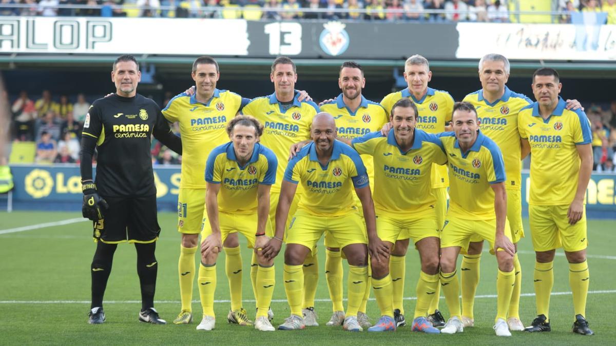 Once inicial del Villarreal formado por Palop, Bruno, Capdevila, Gonzalo, Palermo, Unai, Riquelme, Forlán, Senna, Pirès y Javi Venta.