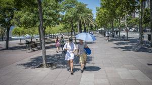 La acera de la parte del puerto, junto al paseo de Joan de Borbó.